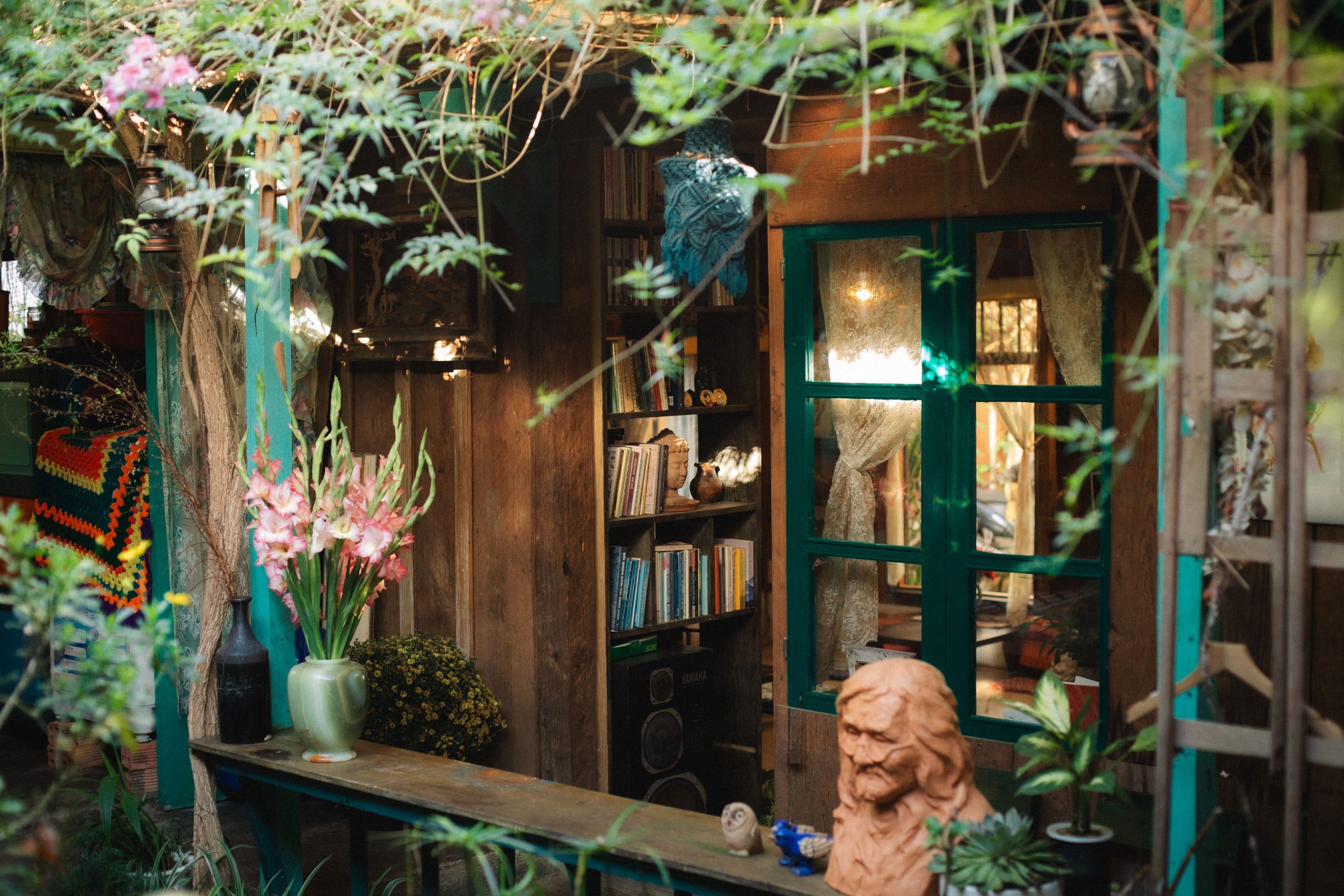 outdoor-garden-library-backyard-reading-nook Cozy outdoor garden library with rustic decor and natural greenery surrounding it